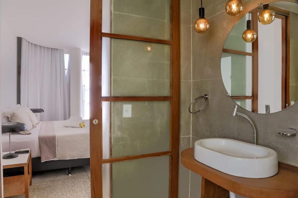 Deluxe Suite | Bathroom | Shower, free toiletries, towels, soap