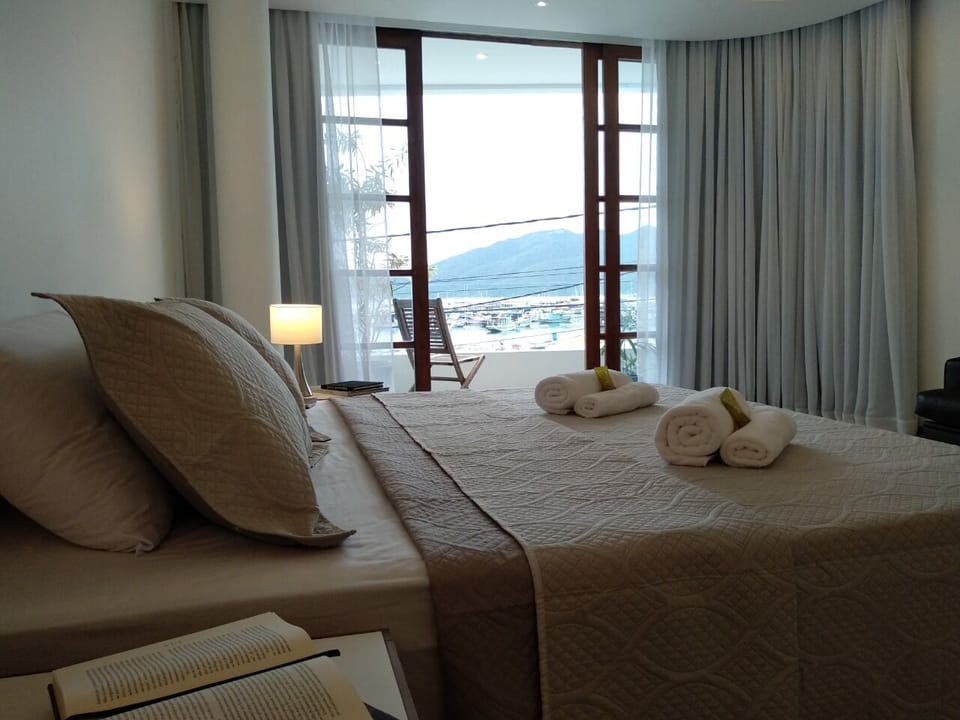 Deluxe Suite | 1 bedroom, minibar, desk, blackout drapes