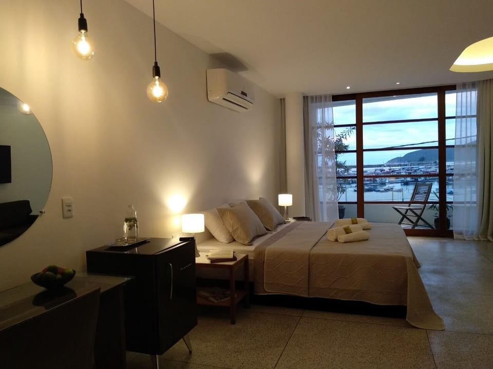Deluxe Suite | 1 bedroom, minibar, desk, blackout drapes