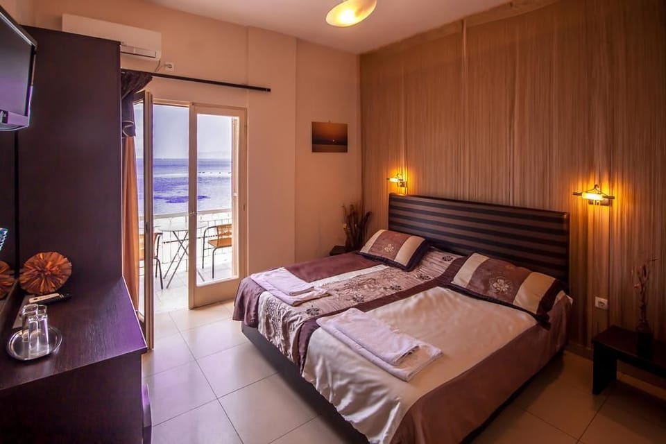 Double Room, Sea View | Minibar, in-room safe, desk, laptop workspace