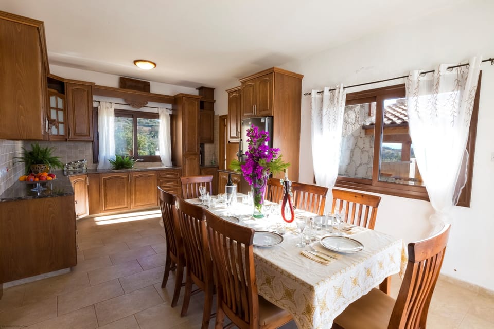 Dining Area to Kitchen