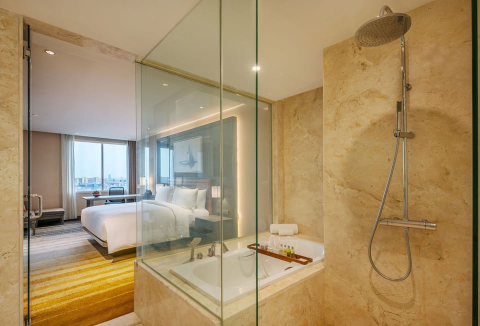 Deluxe Suite, 1 King Bed | Bathroom | Free toiletries, hair dryer, bathrobes, slippers