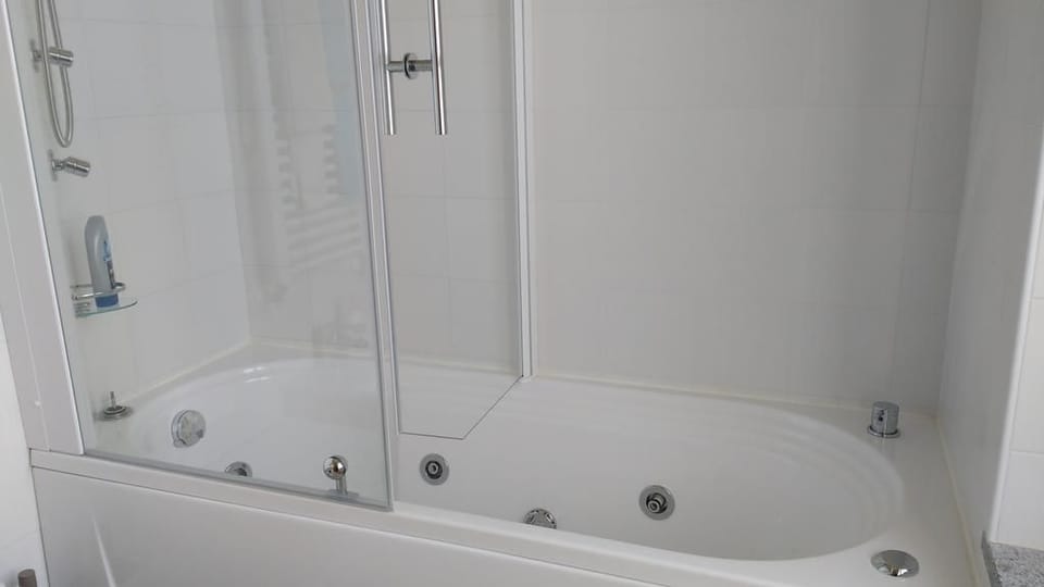 Comfort Room (Art Noveau Bedroom) | Jetted tub