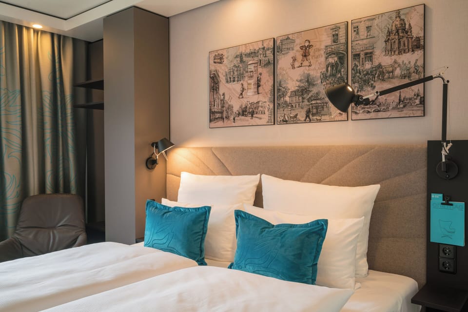 Room (The One) | Egyptian cotton sheets, premium bedding, desk, soundproofing
