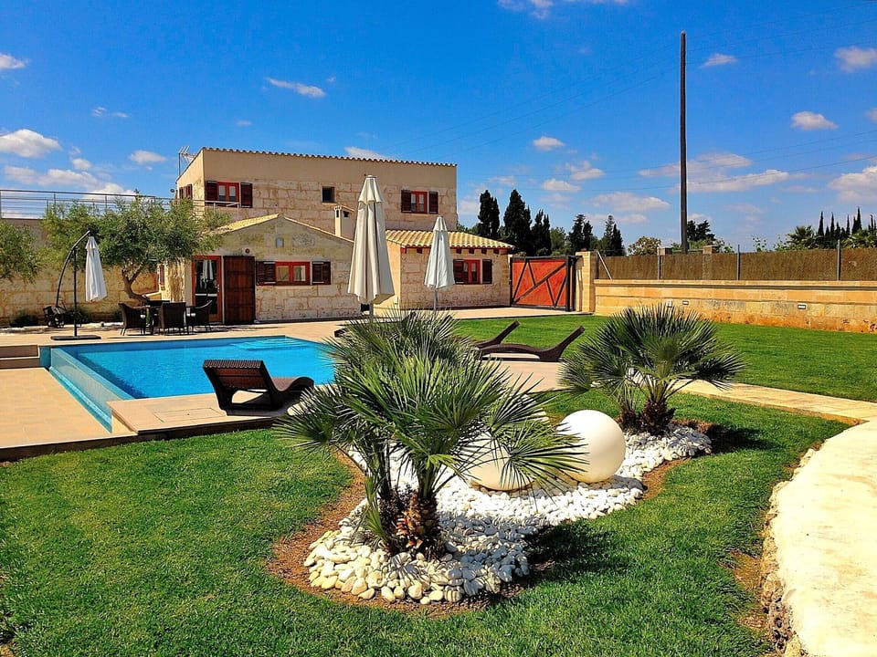 House with beautiful garden and swimming pool
