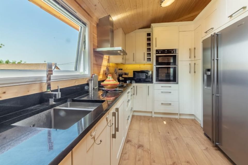 Ground floor: Fully equipped kitchen