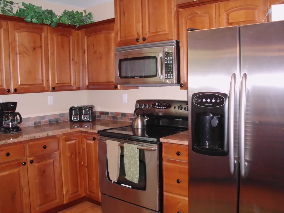 Stainless steel appliances, crushed or cubed ice and water dispenser