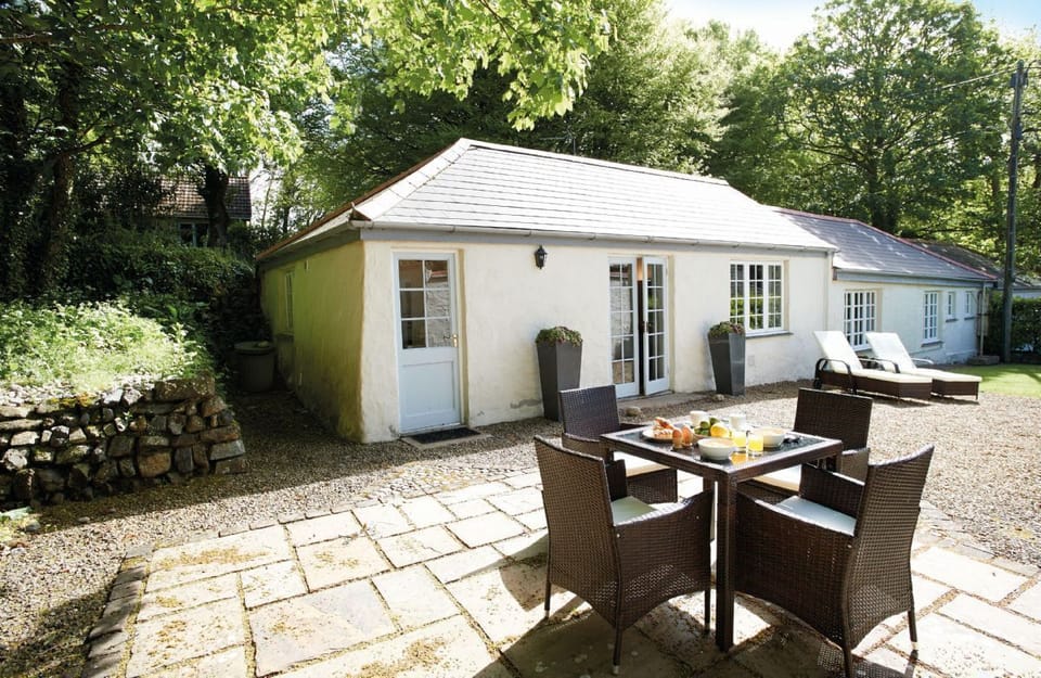 Spring Water Barn with accommodation for 2 guests, one of three properties on the magnificent Bonython Estate, under 5 miles south of Helston on the northern part of the Lizard Peninsula
