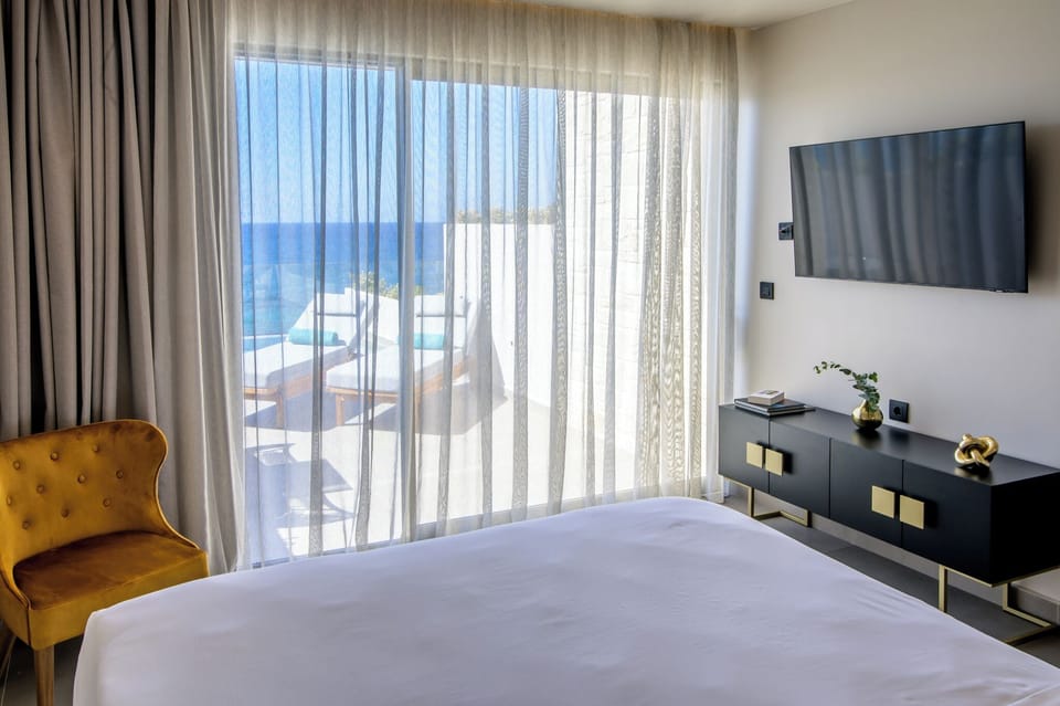 Premium Studio Suite, 1 King Bed, Private Pool, Sea View | 1 bedroom, in-room safe, blackout drapes, soundproofing