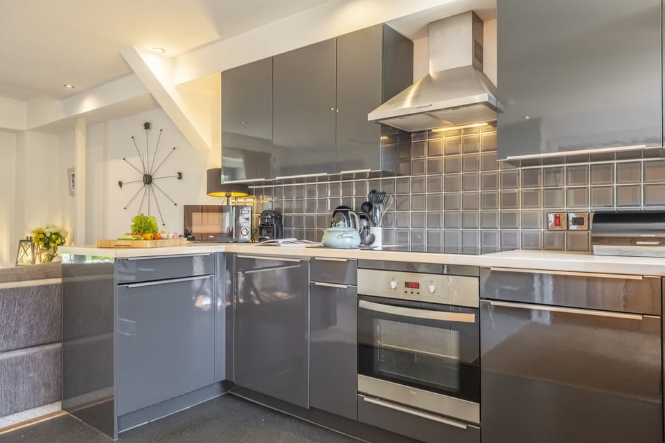 The well-equipped kitchen