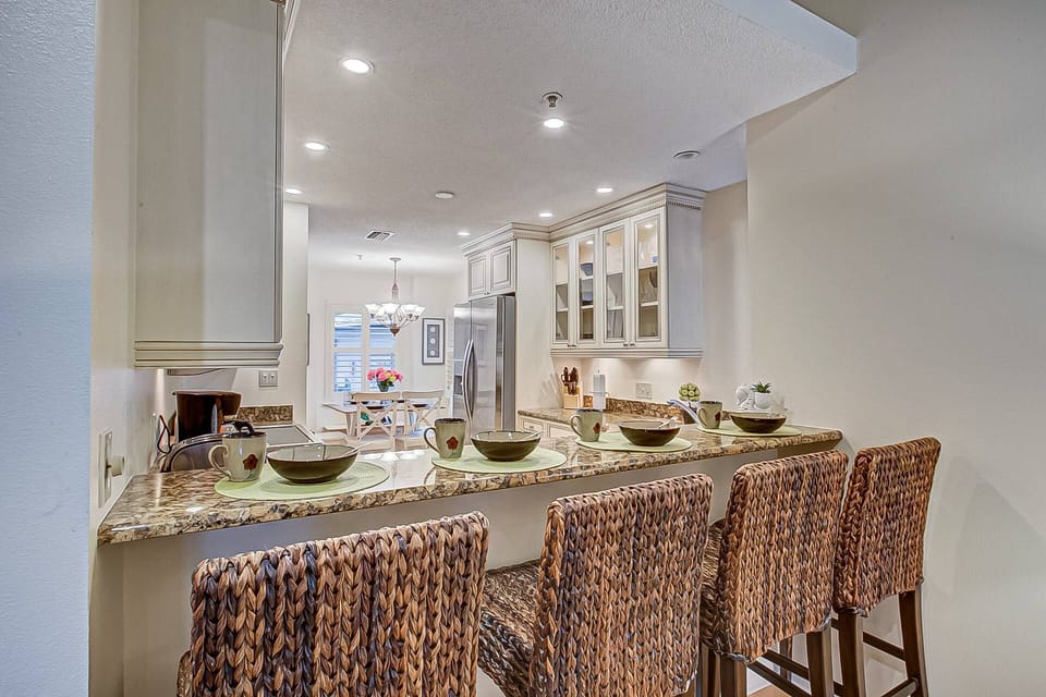 Back view of the breakfast bar.  Chat it up with the cook in the family and make plans for the day.