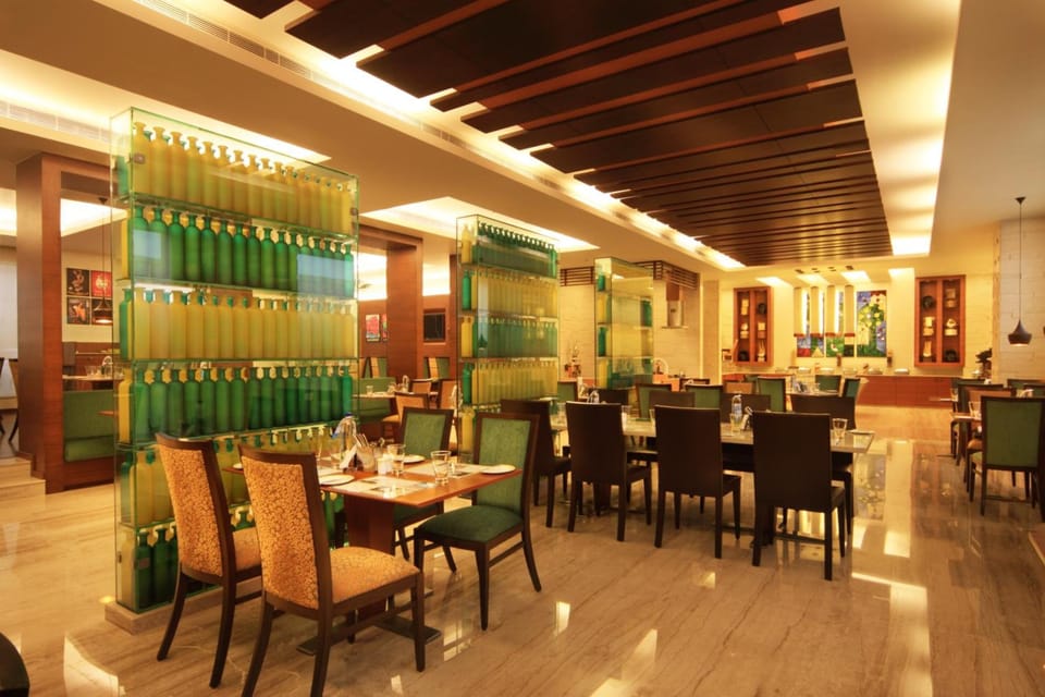 2 restaurants; breakfast, lunch, and dinner served