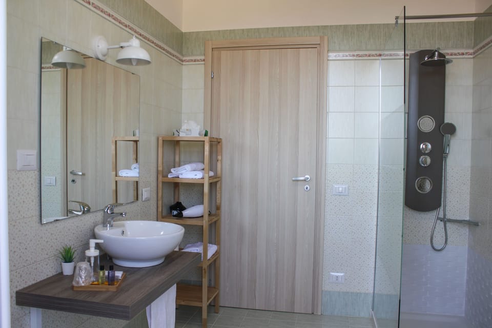 Double Room (La Mietitura) | Bathroom | Shower, towels, soap, toilet paper