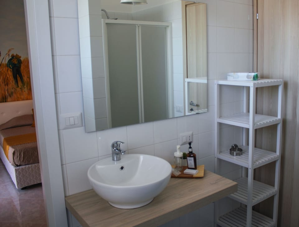 Comfort Triple Room (La Vendemmia) | Bathroom sink