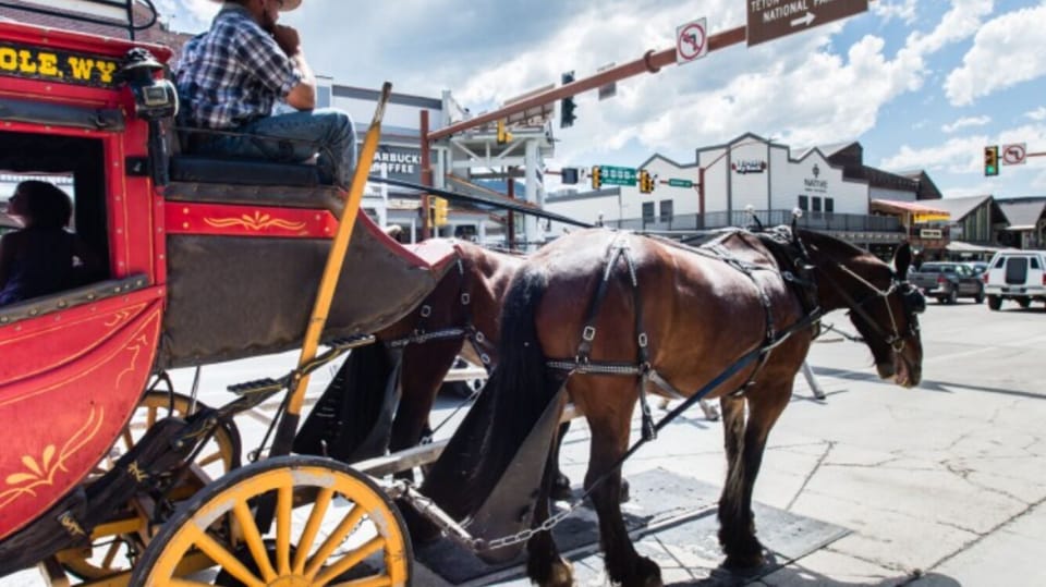 3 minute walk to horse drawn wagon ride in Town Square and cafes/restaurants.