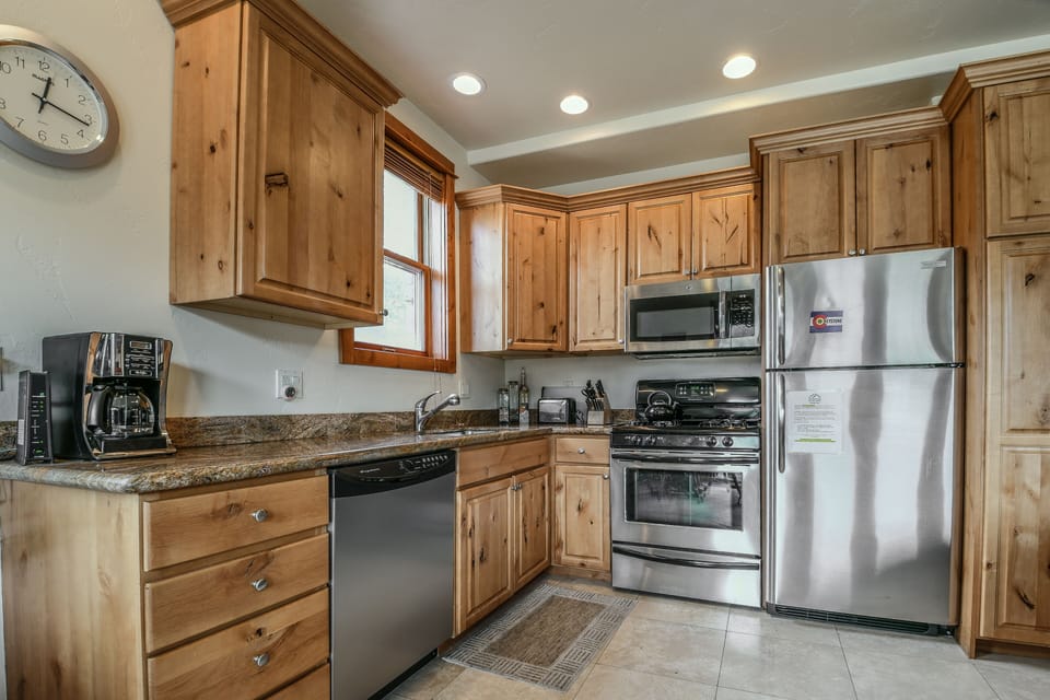 Fully furnished kitchen with stainless appliances