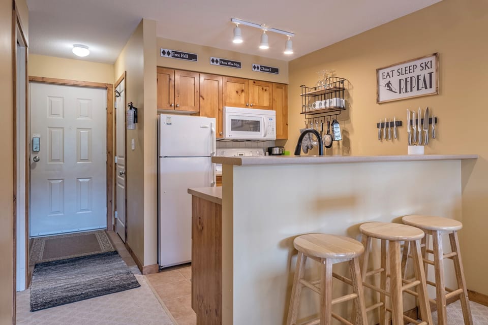 Breakfast Bar - Seats 3 