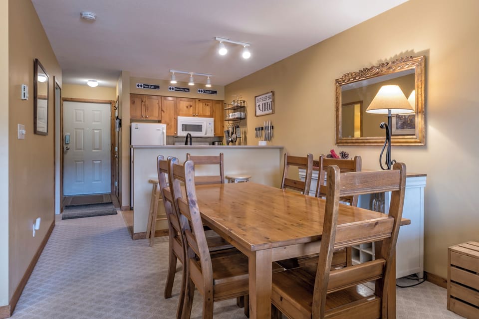 Dining Area - Seats 8 