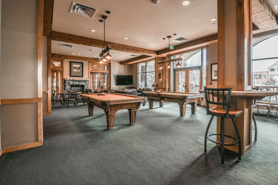 Lounge and Pool tables at Buffalo Lodge