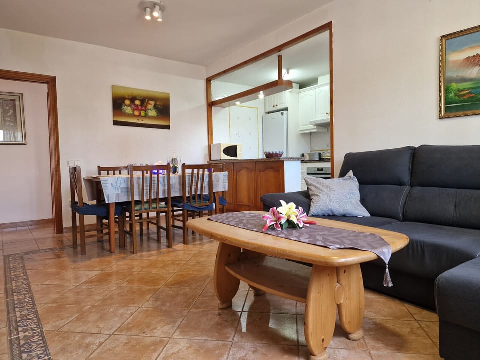 Spacious and modern: The open-plan living concept at House Angeles blends the living room, dining area, and kitchen into a light-filled communal space.