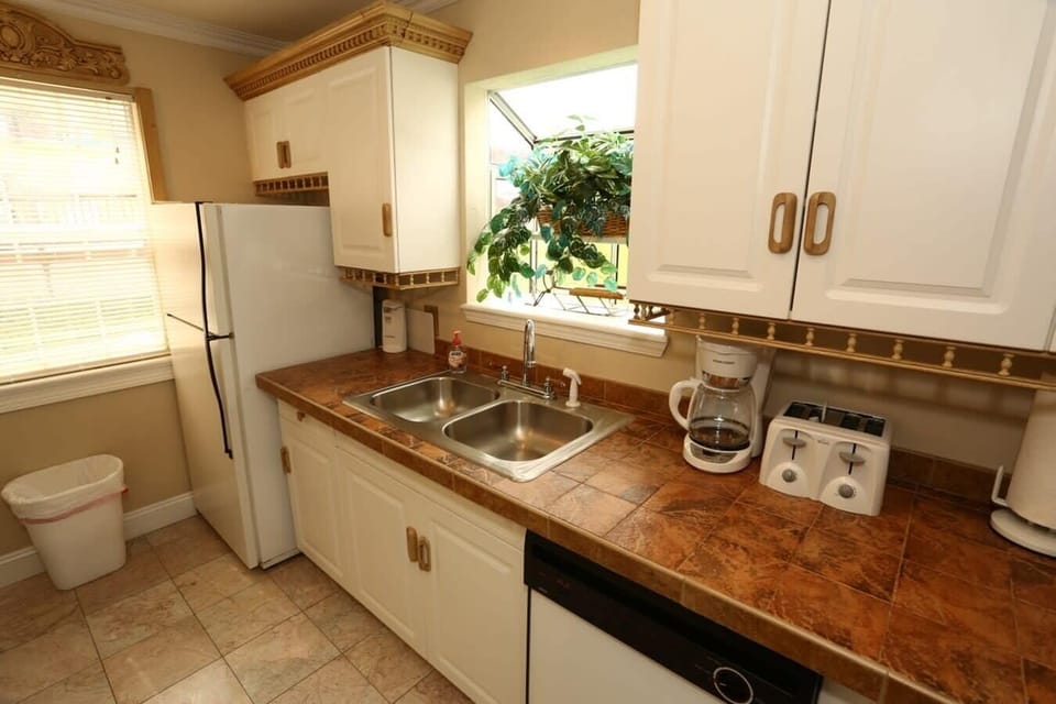 Kitchen equipped with full size appliances.