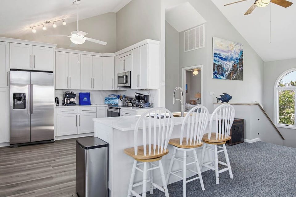 Top-Level Kitchen with Bar (seats 4)