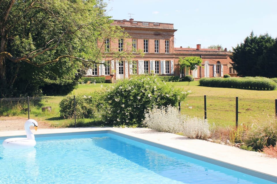 Chateau-lavalade-gite-grande-piscine-location-vacances-ete-tarn