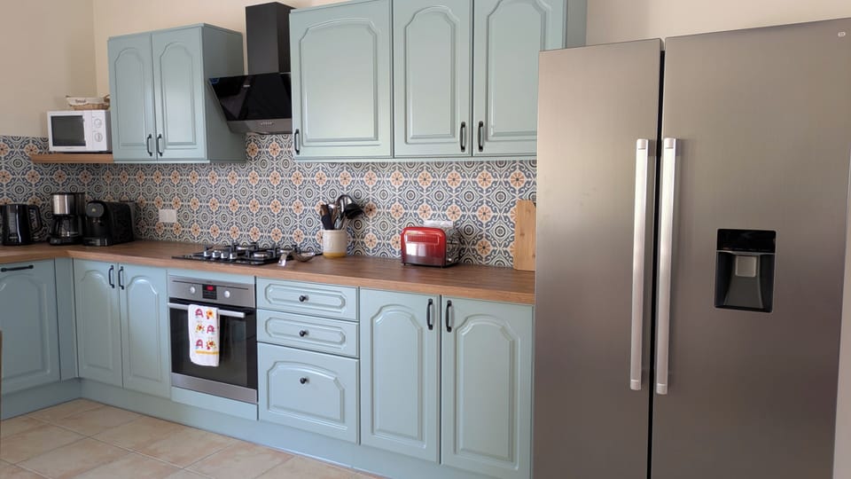 fully fitted kitchen