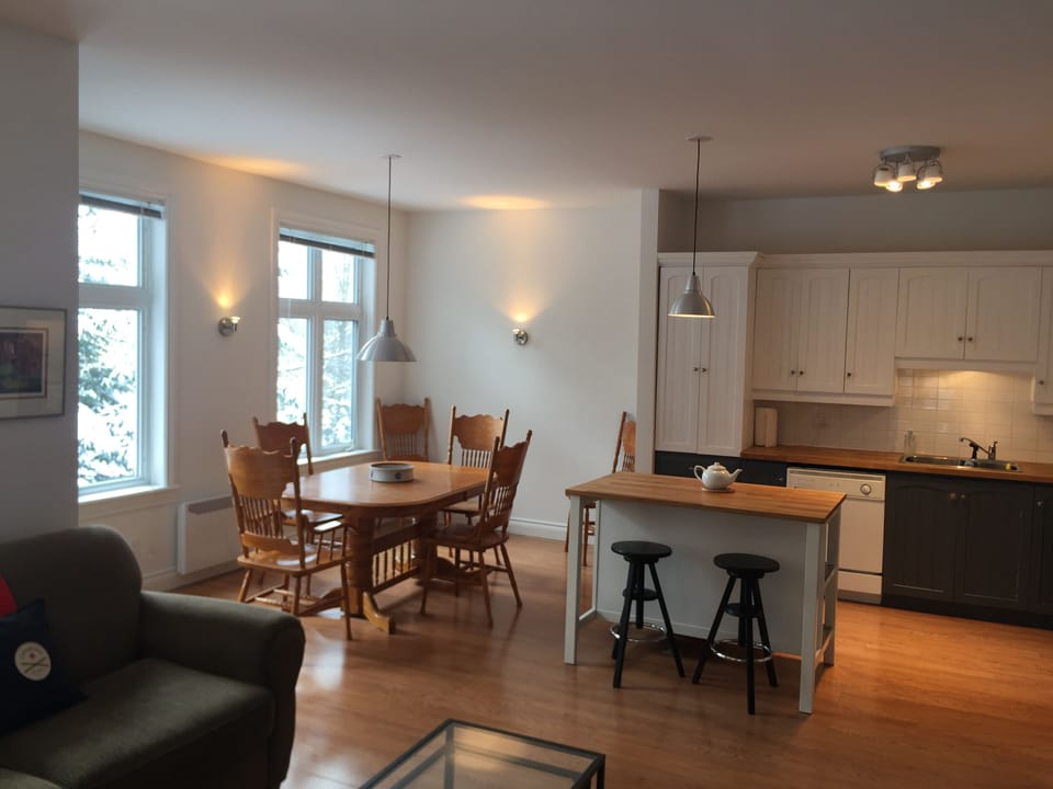Dining room with a total of 6 chairs, kitchen
