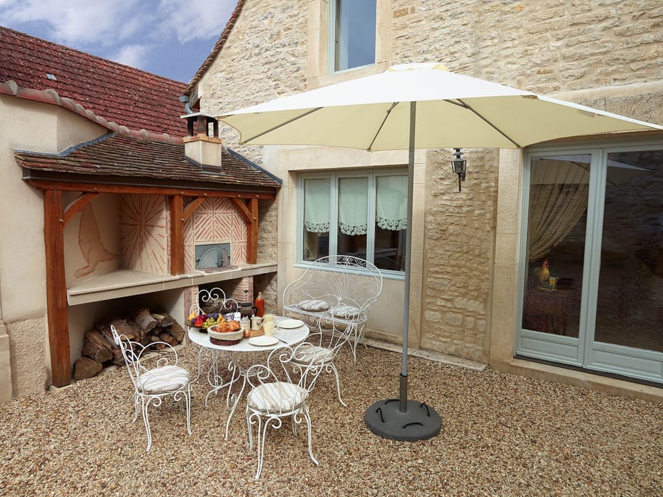 Outdoor dining with pizza oven!