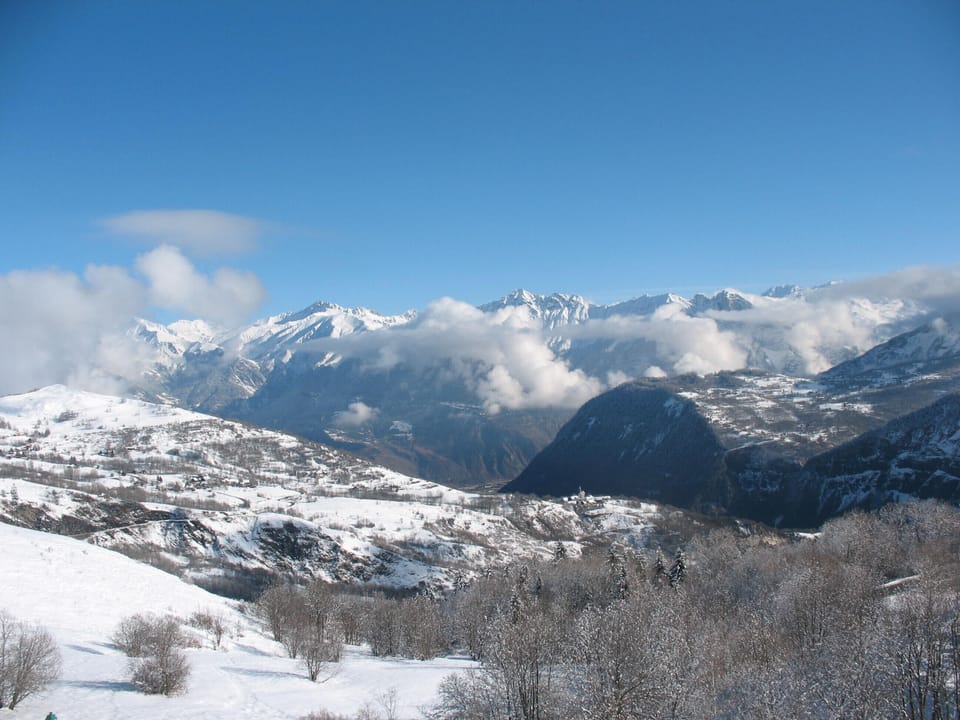 Les Sybelles at your feet. Come and enjoy 320 km of pistes from Le Corbier. Apartment in Villarembert