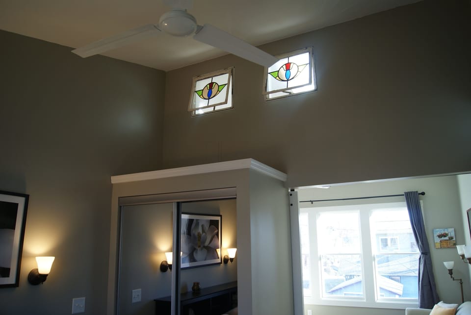 Sunny, new guest house, 11 foot ceilings, walkable to downtown Asheville. Bed and Breakfast in Historic Montford