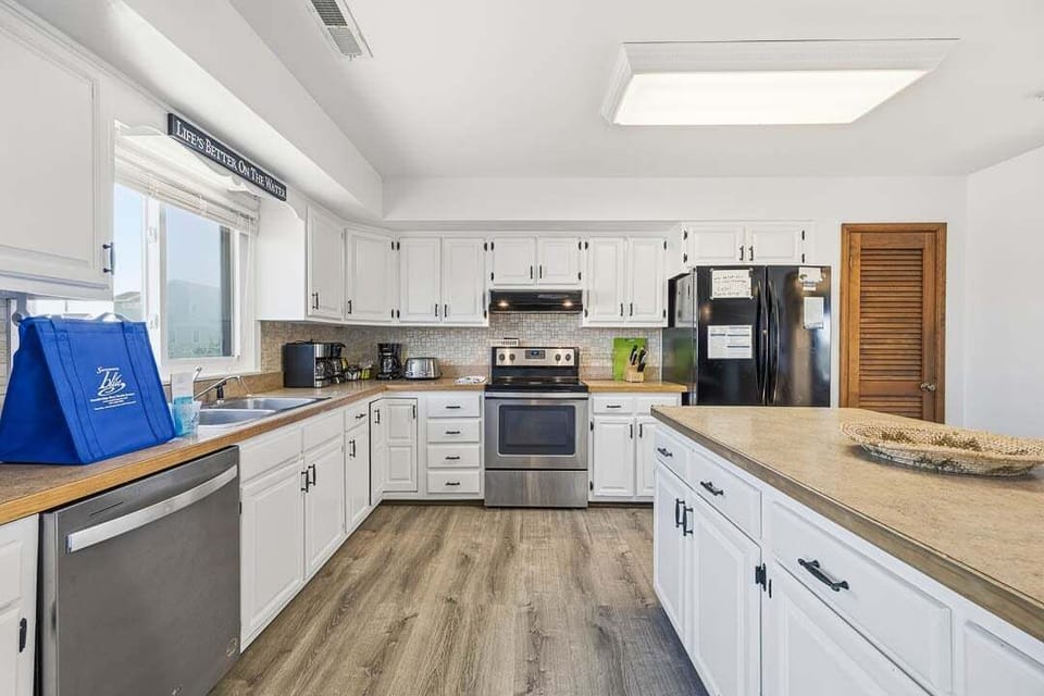 Top-Level Kitchen with Bar (seats 3)