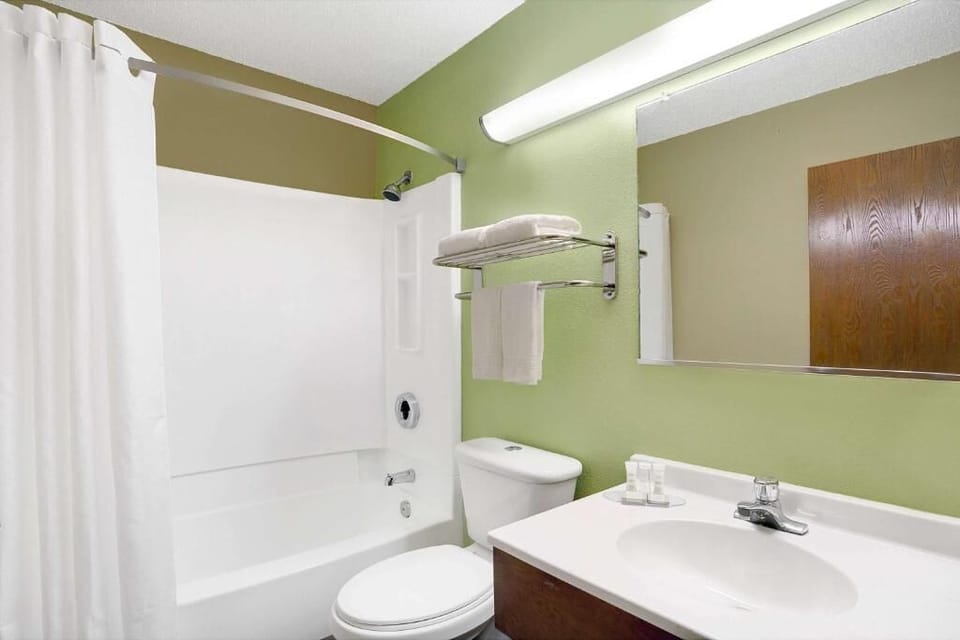 Combined shower/tub, hair dryer, towels