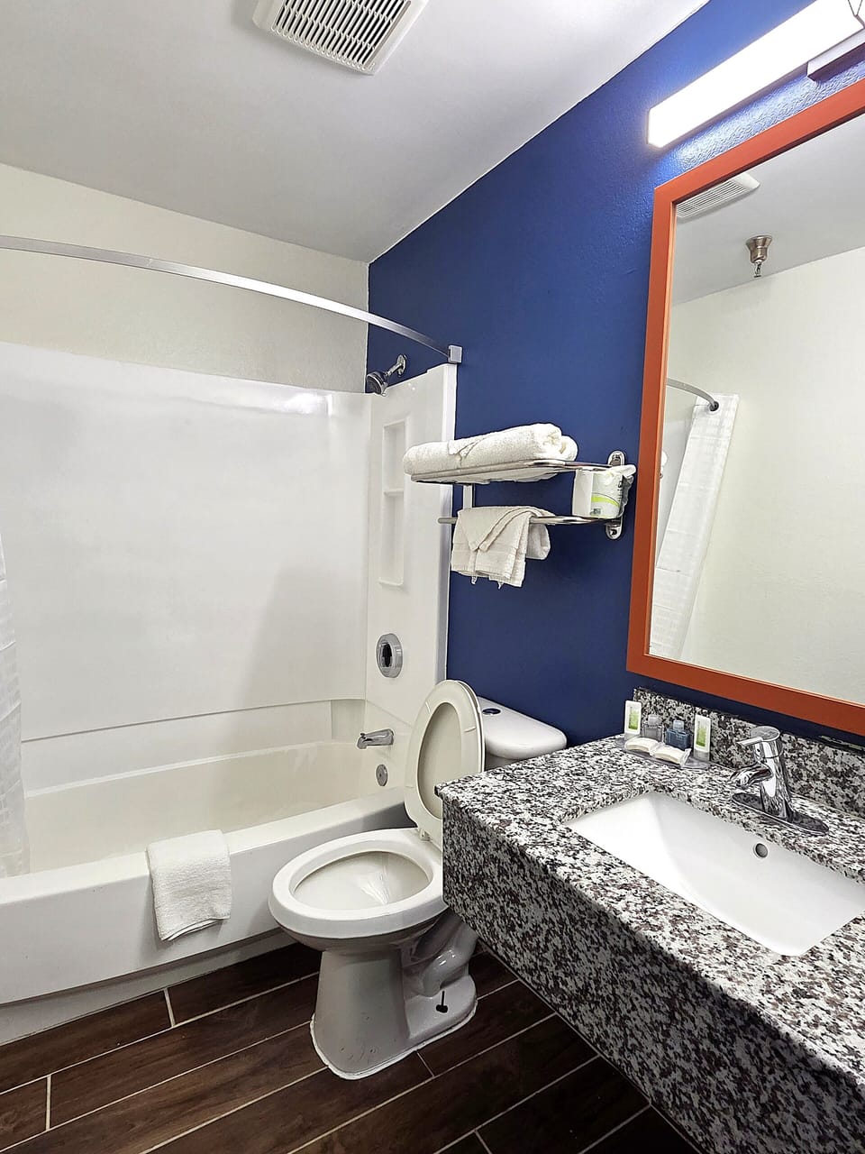 Combined shower/tub, hair dryer, towels