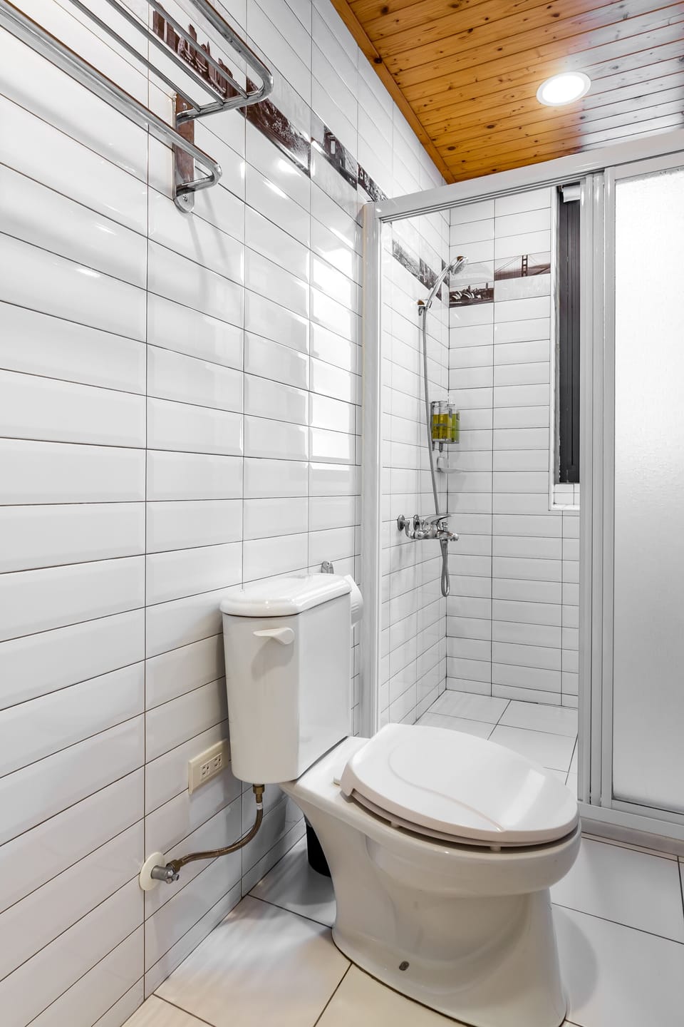 Standard Double Room | Bathroom | Shower, free toiletries, hair dryer, slippers