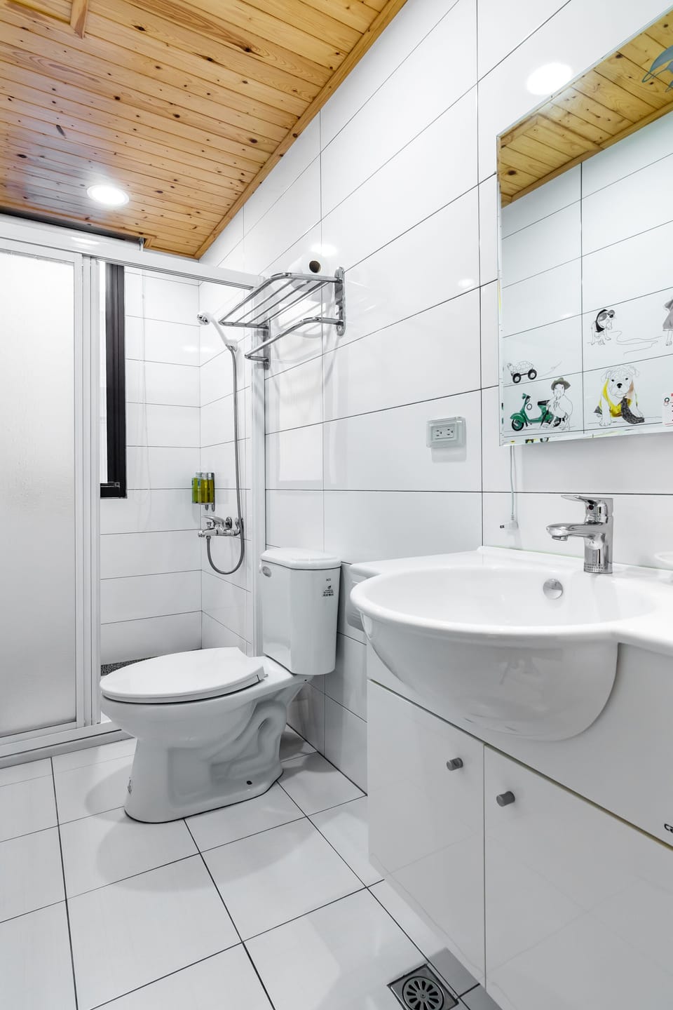 Comfort Quadruple Room | Bathroom | Shower, free toiletries, hair dryer, slippers