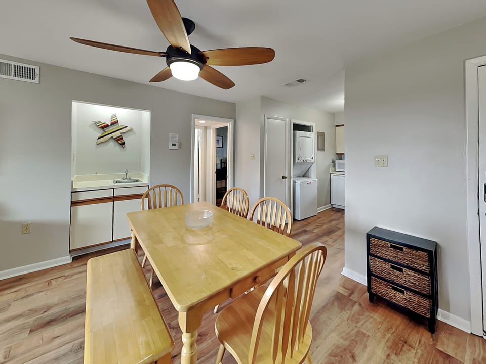 Dining Area w. Wet Bar