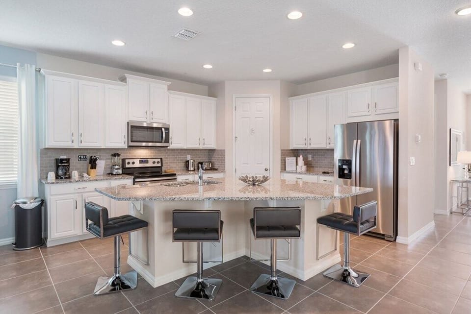 03_Breakfast_Bar_and_Stools_0921.jpg