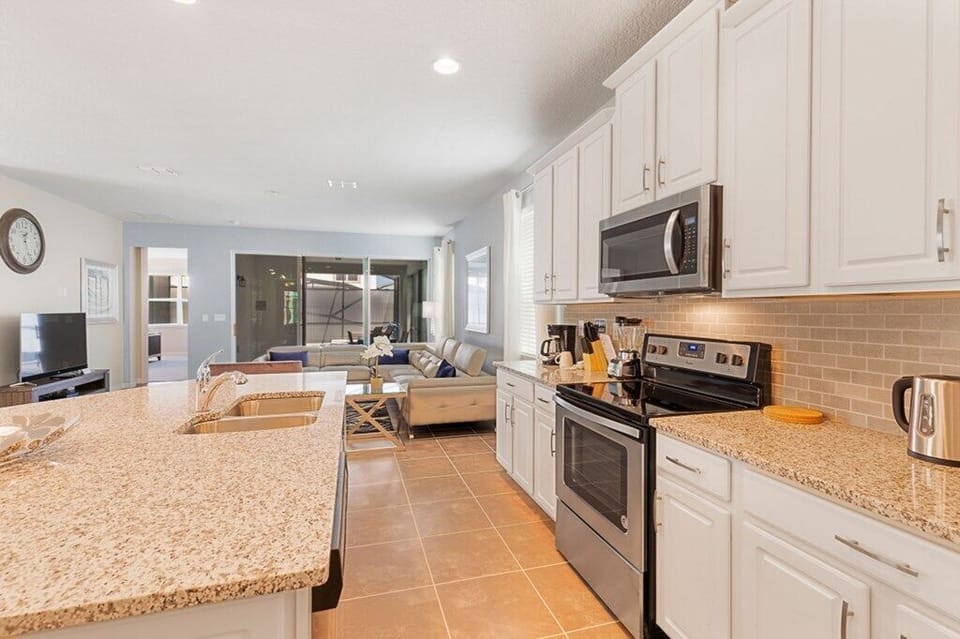 02_Fully_Fitted_Kitchen_0921.jpg