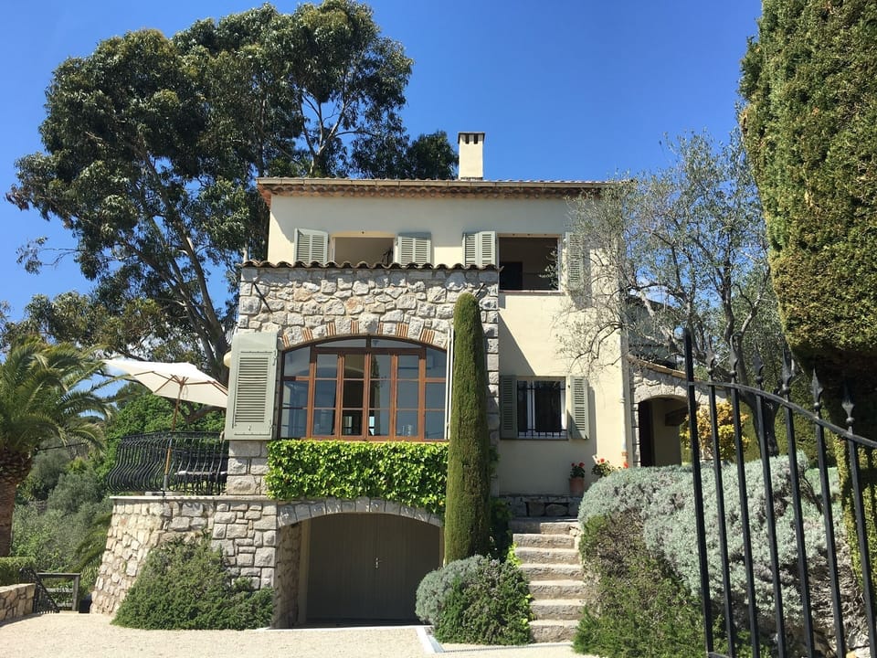 Arriving at Villa Oleander. A warm welcome awaits!