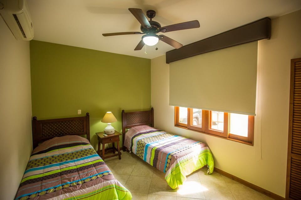 Second bedroom (2 single beds)