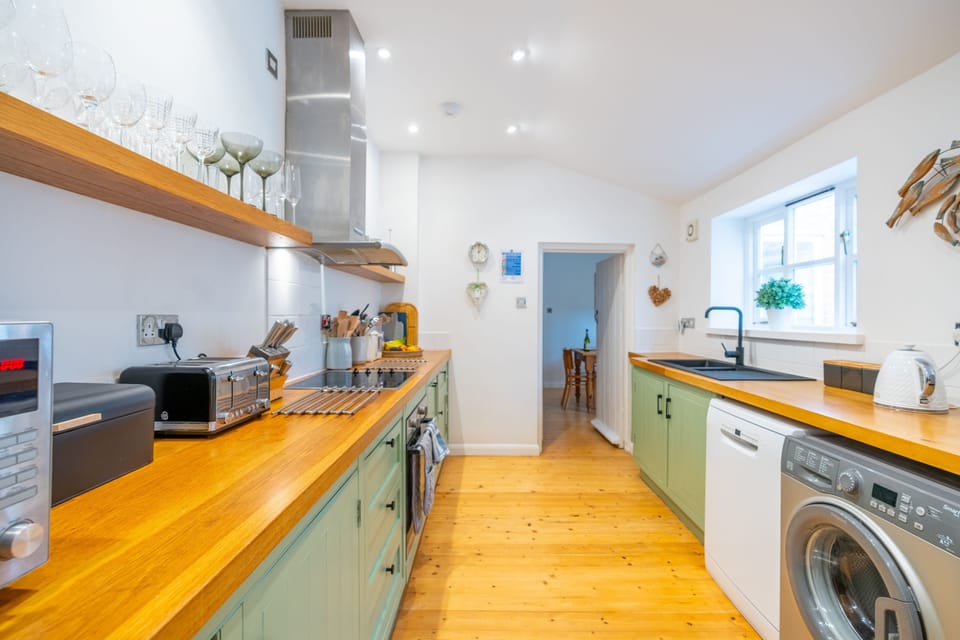 Ground floor: Kitchen with washing machine