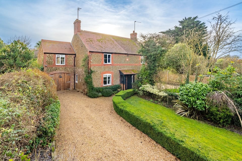 Sybil Cottage, Holme-next-the-Sea: A contemporary carrstone semi-detached cottage