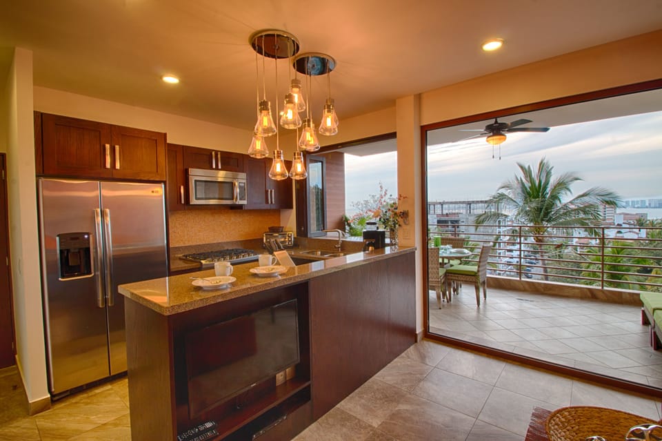 fully equipped kitchen with water filter, full sized refrigerator w ice maker