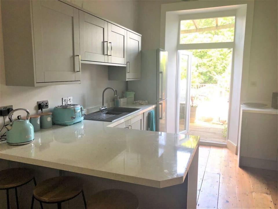 Fully equipped kitchen with breakfast bar