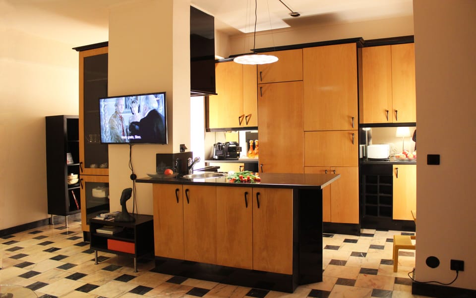 Kitchen fully equipped. Granite countertop.