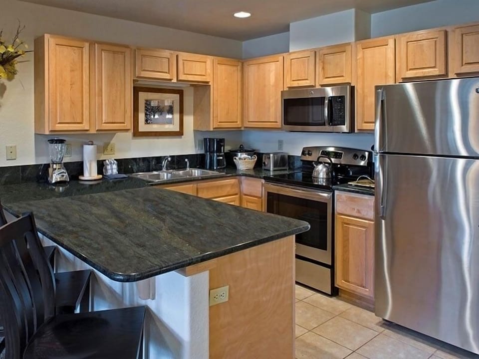 Full kitchen with breakfast counter