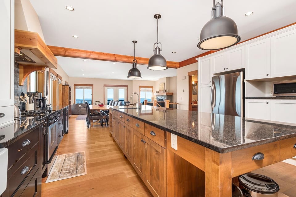 Large Stunning Top Floor for Easy Entertaining! 