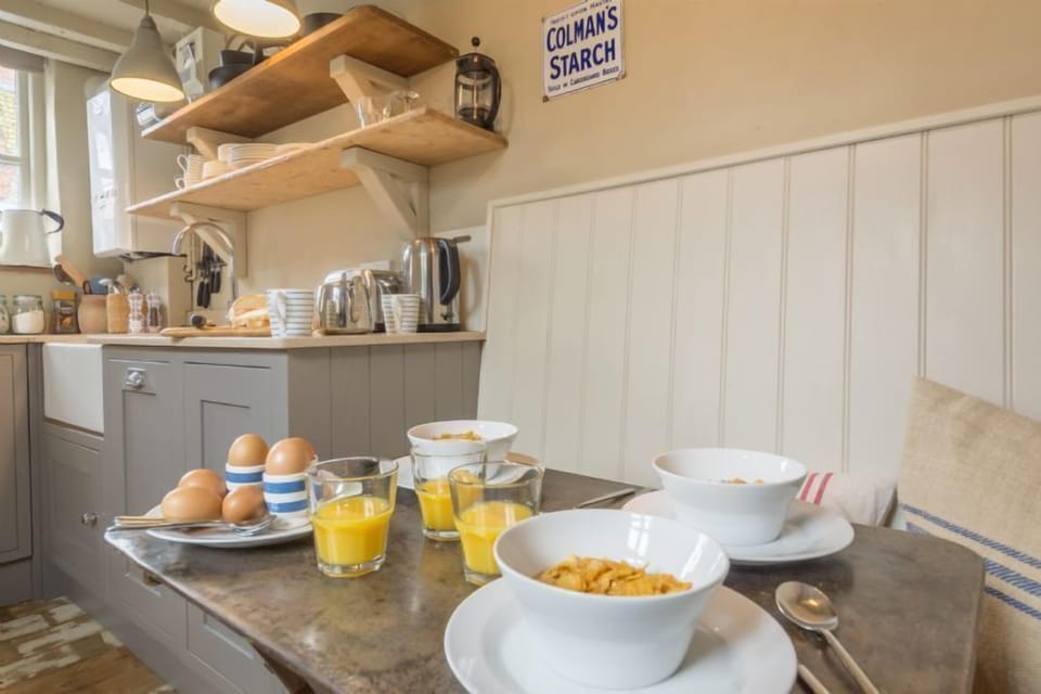 Oyster Cottage, Wells-next-the-Sea: Country style kitchen/ dining area